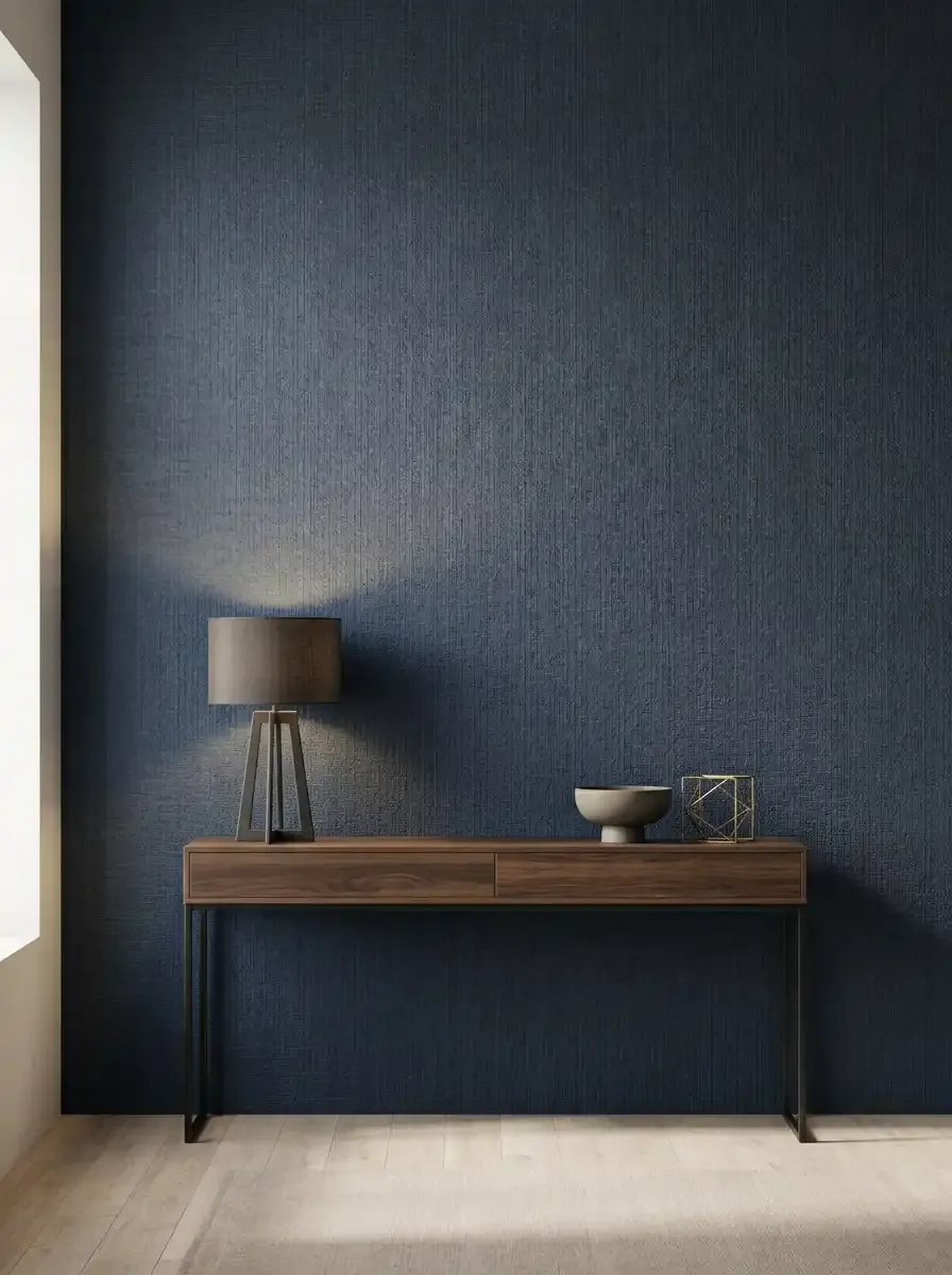 Современный интерьер с темными фактурными виниловыми обоями и деревянной консолью