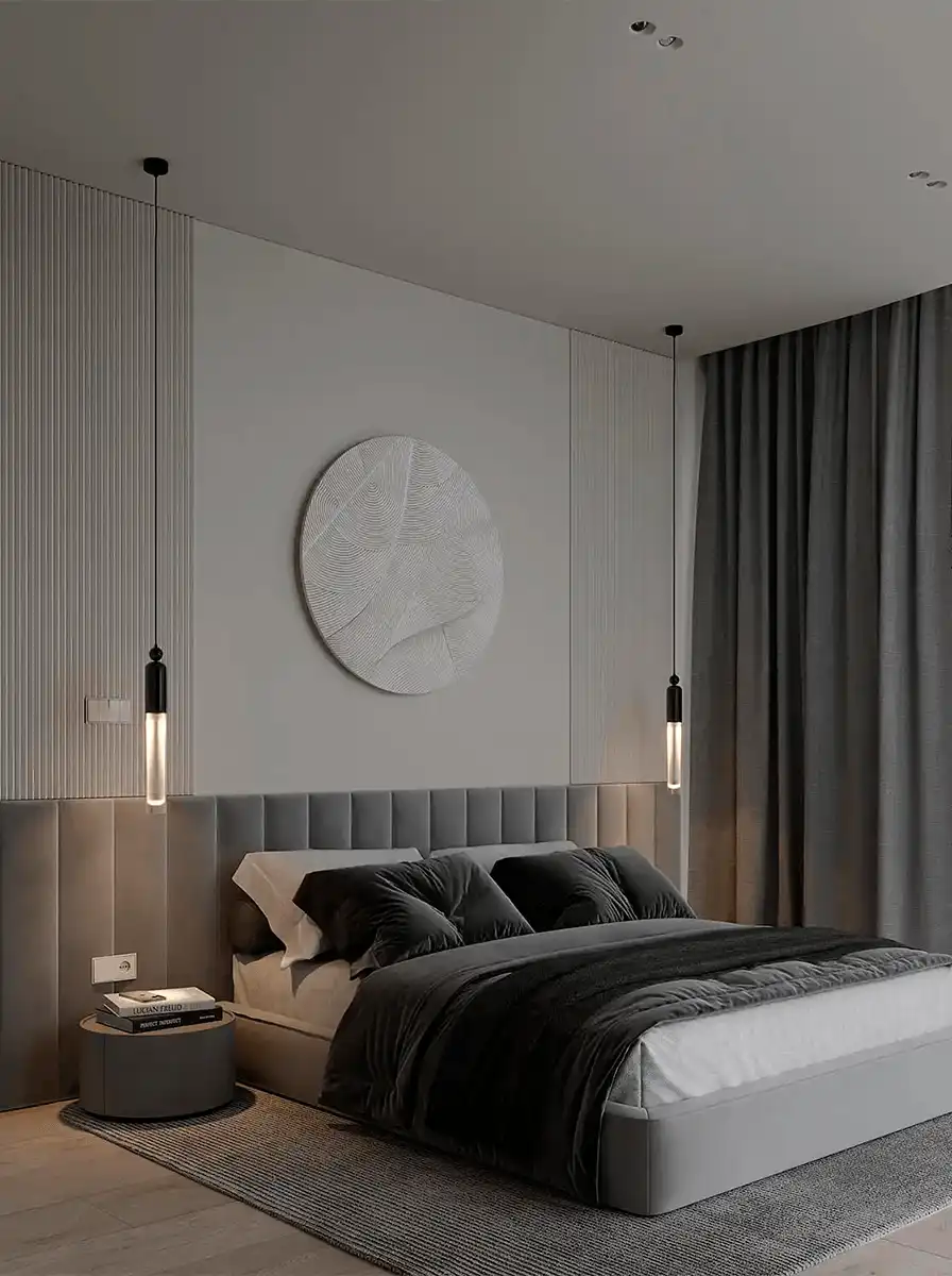 Мастер-спальня с центральной кроватью, подвесными светильниками, мягким изголовьем и графитовым текстилем в серо-бежевой гамме.