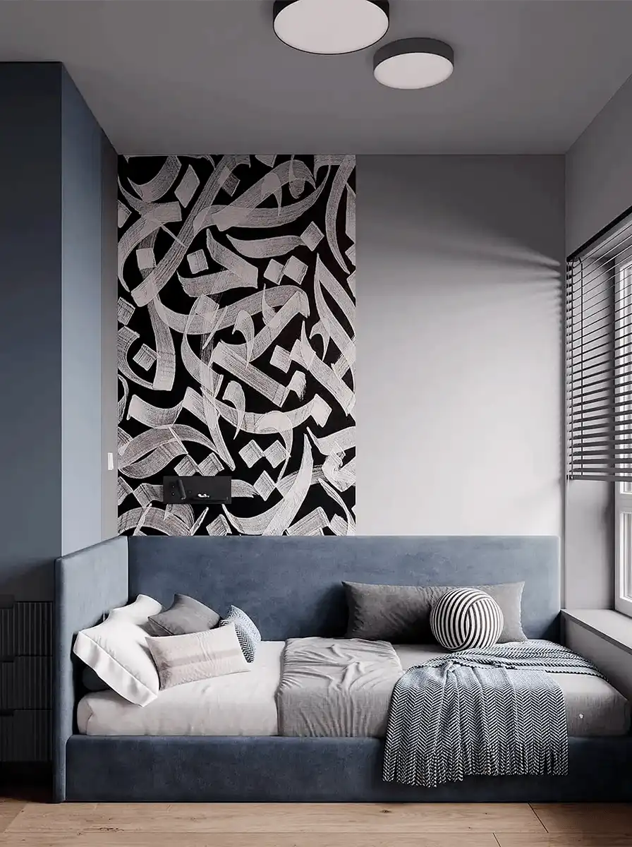 Современная спальня с голубой мягкой кроватью, черно-белым графичным панно, жалюзи на окне и серо-белым текстилем.