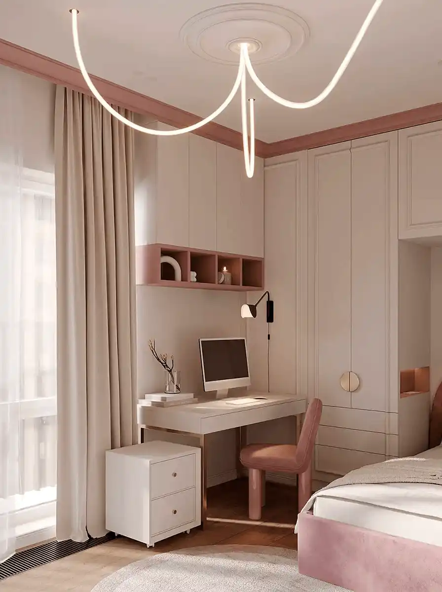 Спальня со встроенным шкафом до потолка, рабочим столом, верхними секциями хранения, розовой кроватью и светлым текстилем.