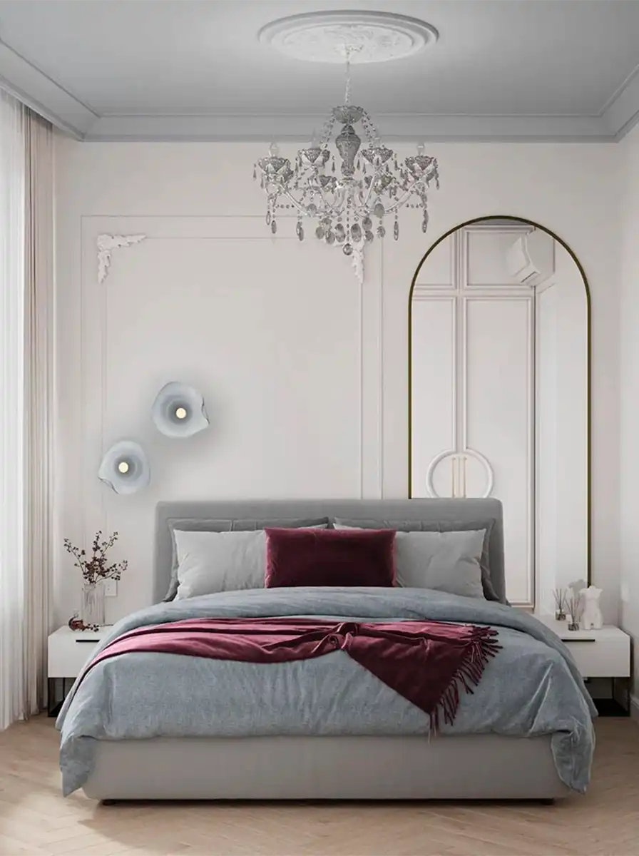 Классическая спальня с хрустальной люстрой, арочным зеркалом в золотой раме и бордовым текстилем